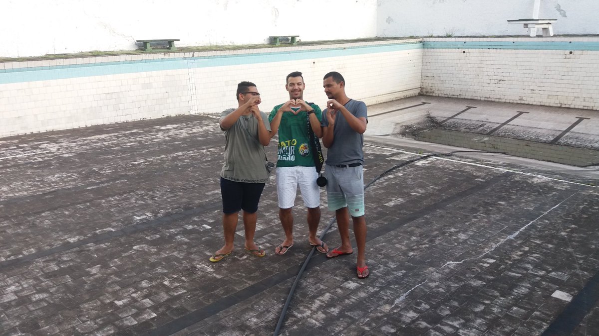 luizboneti13's tweet photo. Eu e meus rapazes tentando fazer um 8 com as mãos na piscina do rolê
#ap88 https://t.co/4lSo5T70bd