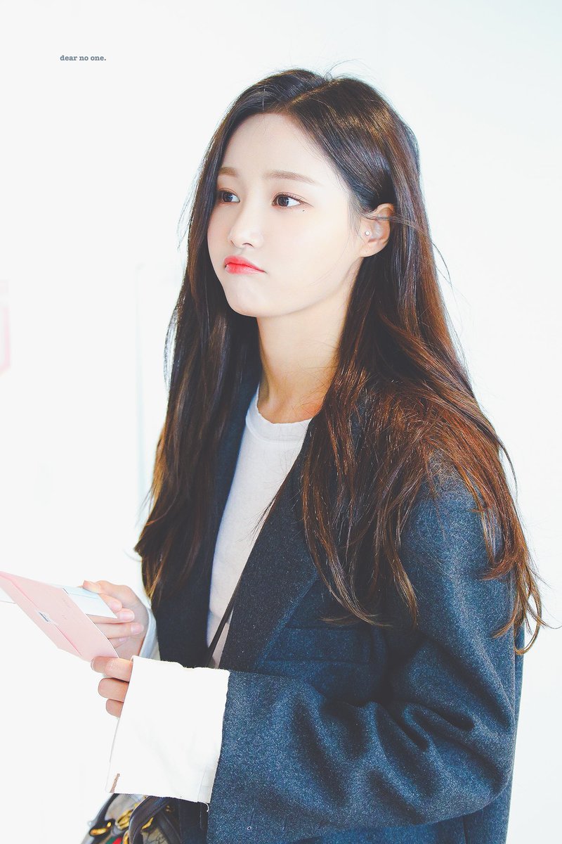 dearnoone_yw's tweet photo. 181104 GMP 
사탕 오물오물중,, ㄱㅇㅇ (੭ ˃̣̣̥᷄⌓˂̣̣̥᷅ )੭⁾⁾
#모모랜드 #연우 #MOMOLAND #YEONWOO #モモランド #ヨンウ https://t.co/v4eWKoCEvo