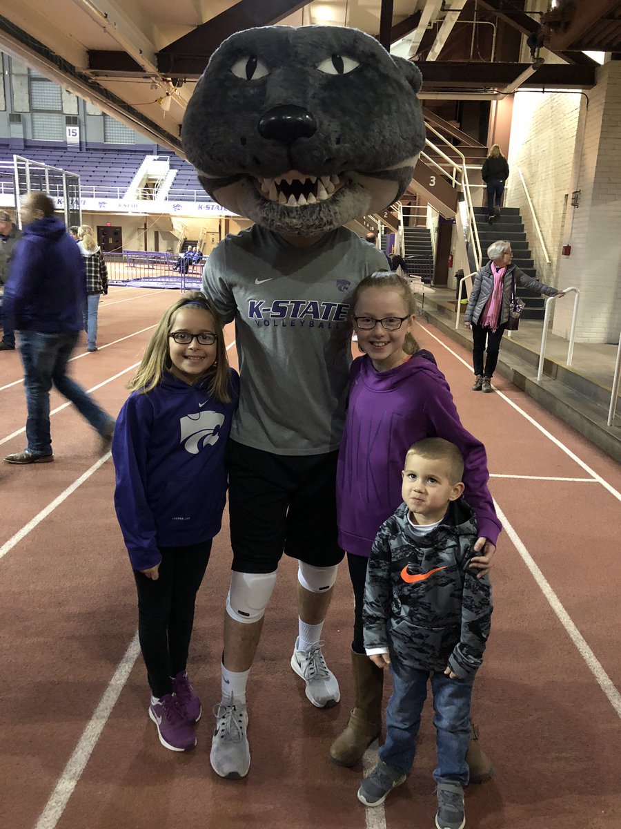 mjpenka's tweet photo. Thanks @KStateCheer for making the kid’s day #EMAW https://t.co/iC5wh0TWgq