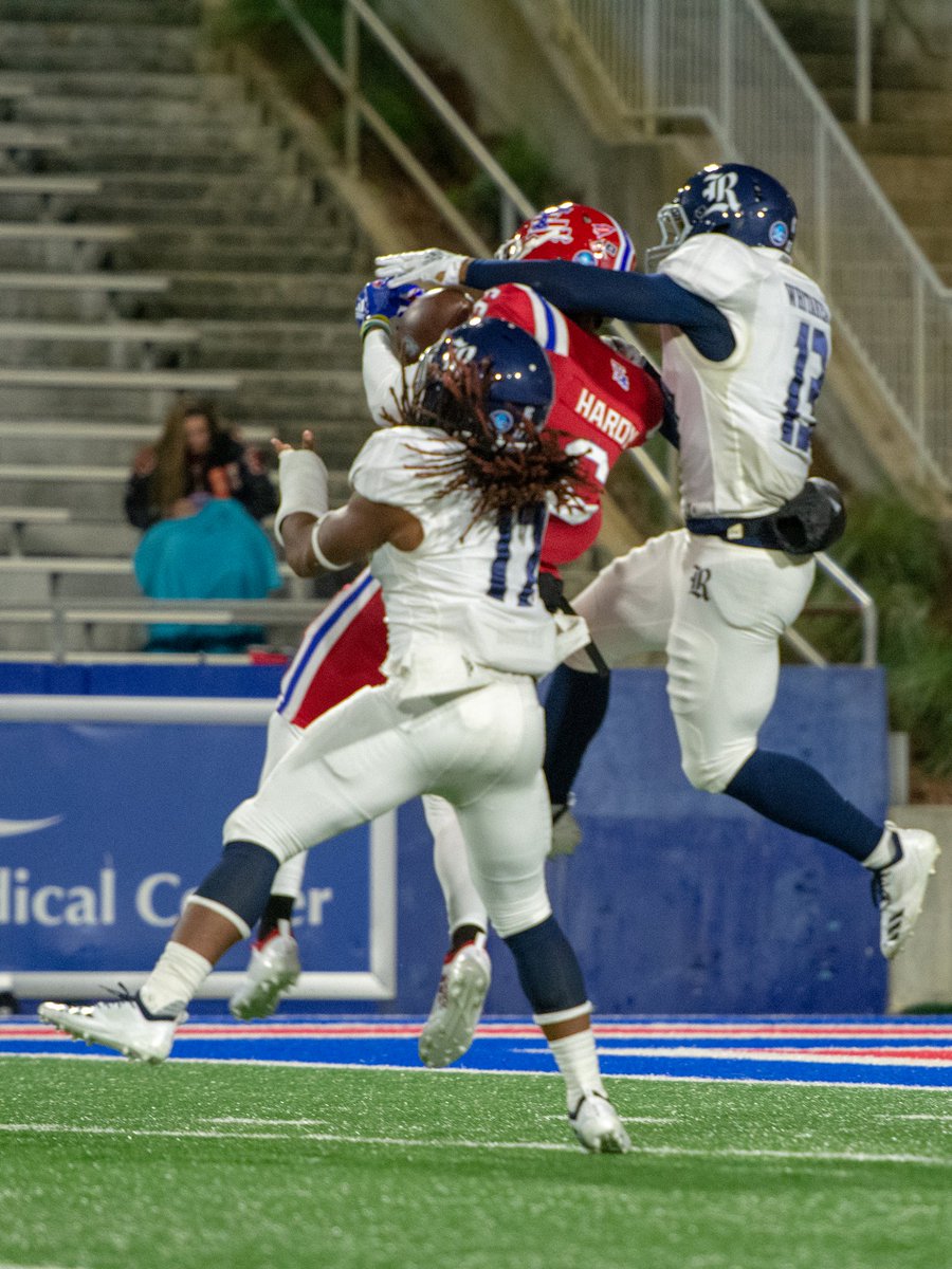thelatechtalk's tweet photo. An action packed 3rd quarter for our Bulldogs! One quarter away from finishing with a W. Let's go Dogs! 21-10 against @RiceFootball  #HBTD #latechtalk #latechspeak #latechlagniappe #EverLoyalBe #WeAreLaTech #latechfootball #BABYITSCOLDOUTSIDE https://t.co/taTAVhrYn9