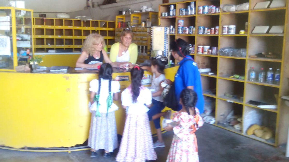 Elsa072888's tweet photo. Cai 10 creciendo juntos, en el dia de la tradicion salieron a repartir dulces en la plaza de Cerrillos. Felicidades niños/as y profesores por esta hermosa accion. Que viva la tradición Argentina.
@aniberruezo @UrtubeyJM @patriciapinasco @fguillesaavedra @Nato022S @AlancayDel https://t.co/Vc51Oa2CIp