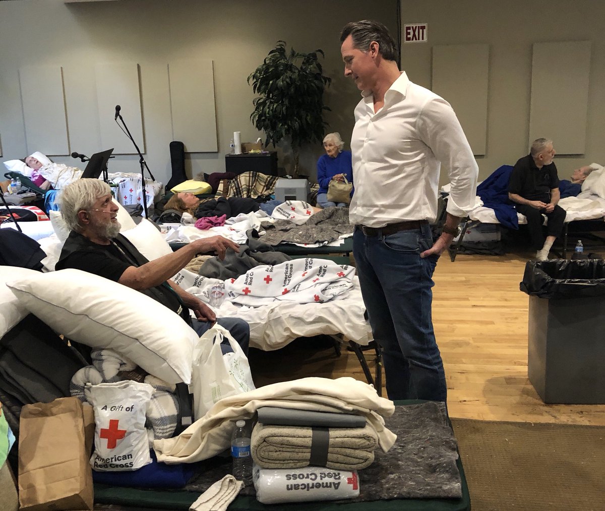 GavinNewsom's tweet image. Today, I stood in awe of the strength and resilience of the people of Paradise, CA. Folks who lost everything, bending down on a knee to help another up.

Forever grateful for our firefighters and first responders on the frontlines tonight, battling these fires to keep CA safe.