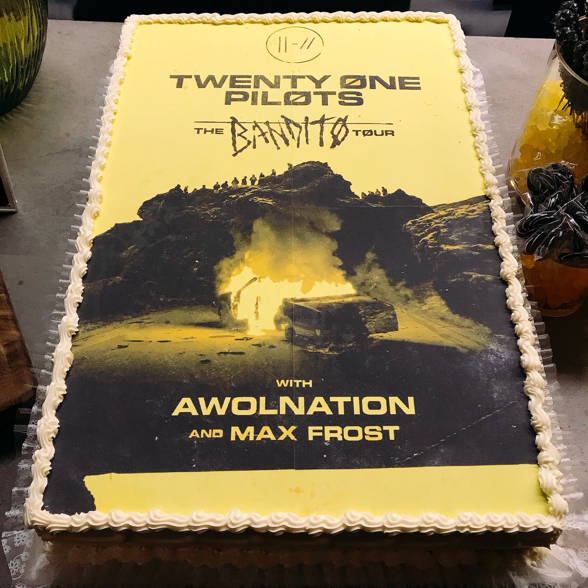 thekiaforum's tweet photo. I’ve been eating too much (help me). 🎶 #ForumCake #TØPForum
@twentyonepilots @tylerrjoseph @joshuadun https://t.co/p51sYJLOCy