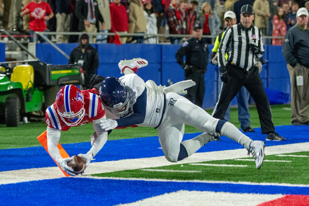 thelatechtalk's tweet photo. It's a wrap for your Bulldogs! Final score 28-13 against @RiceFootball Ever Loyal Be!  #HBTD #latechtalk #latechspeak #latechlagniappe #EverLoyalBe #WeAreLaTech #latechfootball #BABYITSCOLDOUTSIDE https://t.co/COF3FXpayc