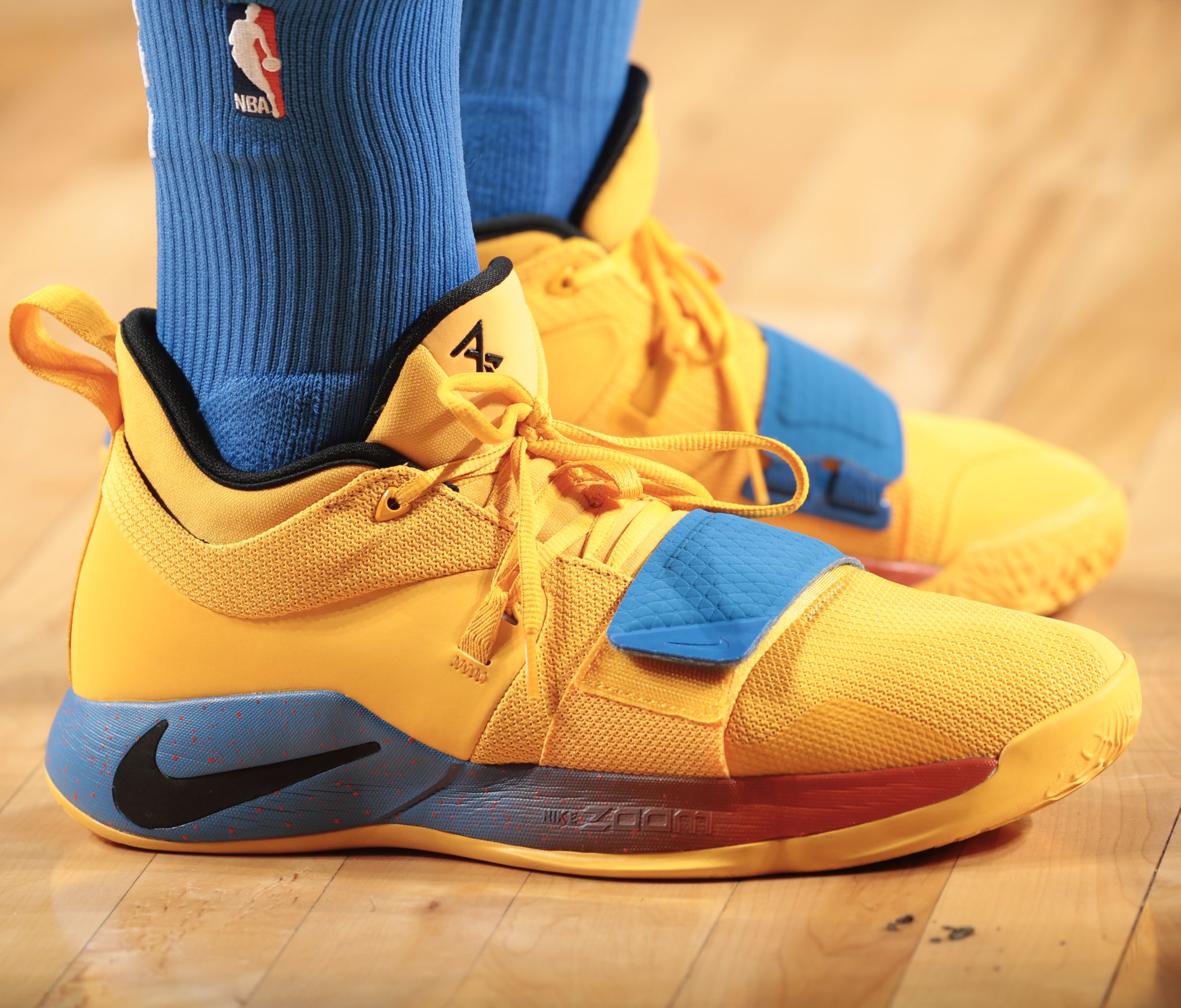 Adelante insalubre píldora SoleCollector.com on Twitter: "#SoleWatch: @Yg_Trece wearing a Nike PG 2.5  PE against the Mavs. 📸: Glenn James https://t.co/tuqRIPrcos" / Twitter