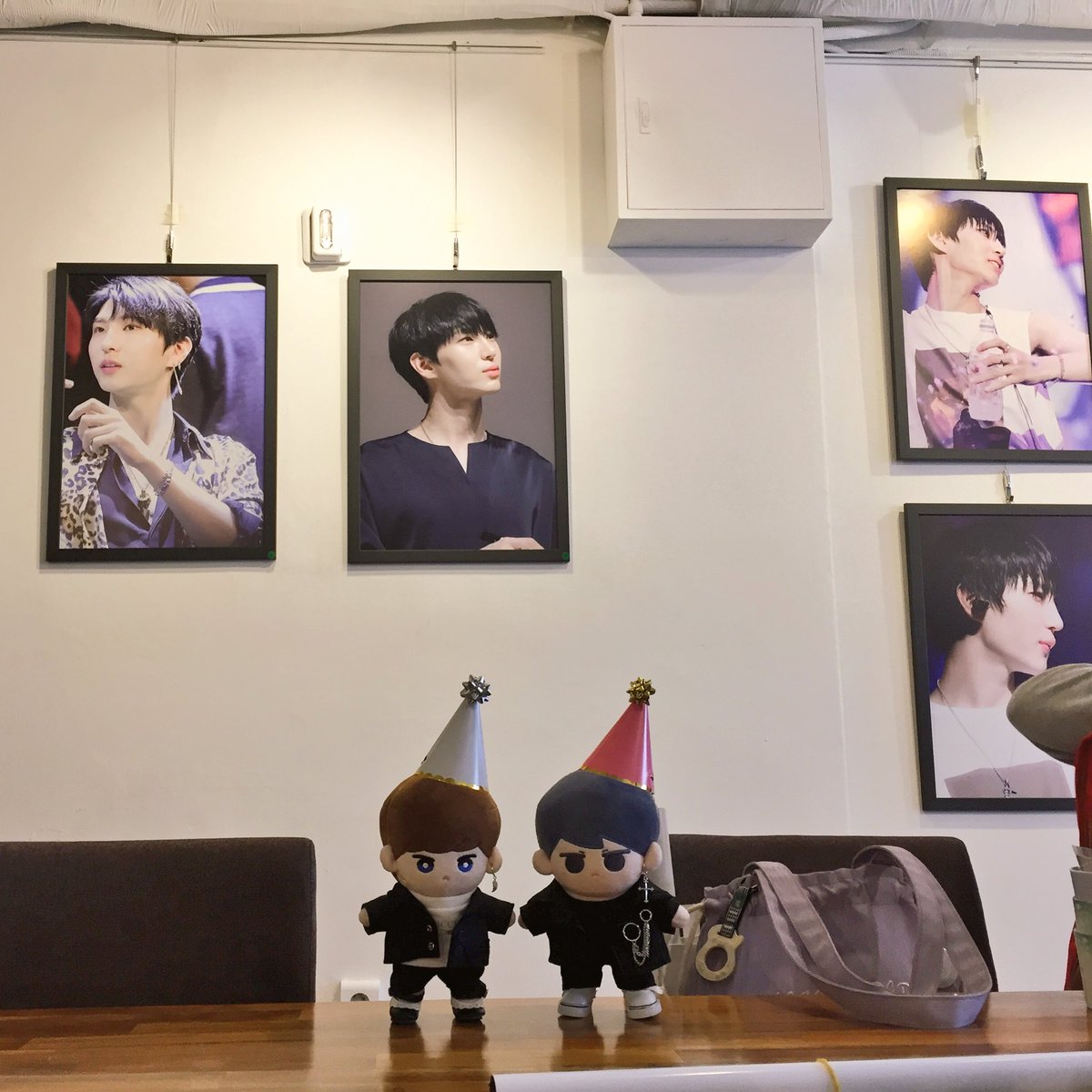 daleonism's tweet photo. ๋ํผ๋ ์ ์ํ(@CAFE_de_LEO)๐
์จํต ๊ฐ๊ณ ์ถ์ ํ์ด...(๐๐ข).. ์ฌ์ง๋ค!!
์์ด๋ค ํํฌํ๋ ํฐ ํฝ์ํ๊ณ ์ฌ์ง๋ ์ฐ๊ณ
ํ ์ชฝ ๋ฒฝ์ ์๋ฉ ๋ถ์ด์๋ ์ฌ๋ฌ ๋ ๋ค์ ํ์ด์ ๋ณด๋ฉฐ ์ถ์ต์ ์ ๊น๋๋ค...๐
#HAPPYLEPDAY #CAFE_DE_LEO
#ํญ์_๋น๋๋_๋ณ_ํ์ด์_๋์ค๋๊ฐ์ https://t.co/7F3VtZhqYt