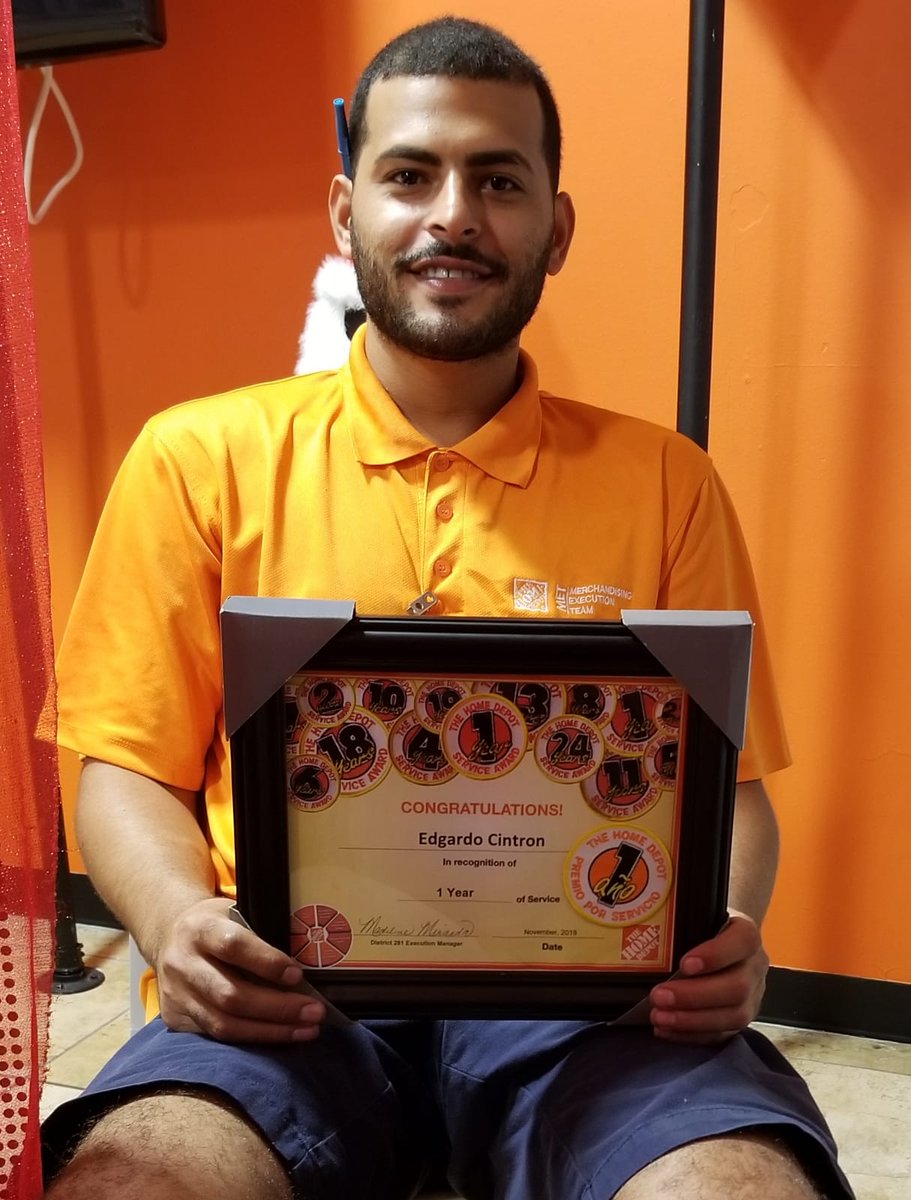 AlfredoOrtizMa5's tweet photo. Reconocimiento a Edgardo Cintron por cumplir su primer año de servicio🎉🎉FELICIDADES! #METNIGHTTEAM https://t.co/BDVoNOctWV
