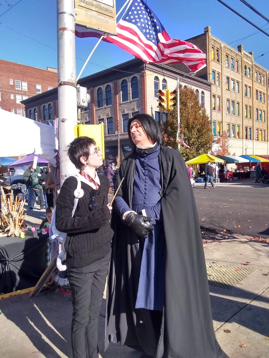 N0S0ULS0CIETY's tweet photo. These two guys made my day so much 🖤
#HarryPotter #IrontonWizardFest https://t.co/pvLiplpUYw