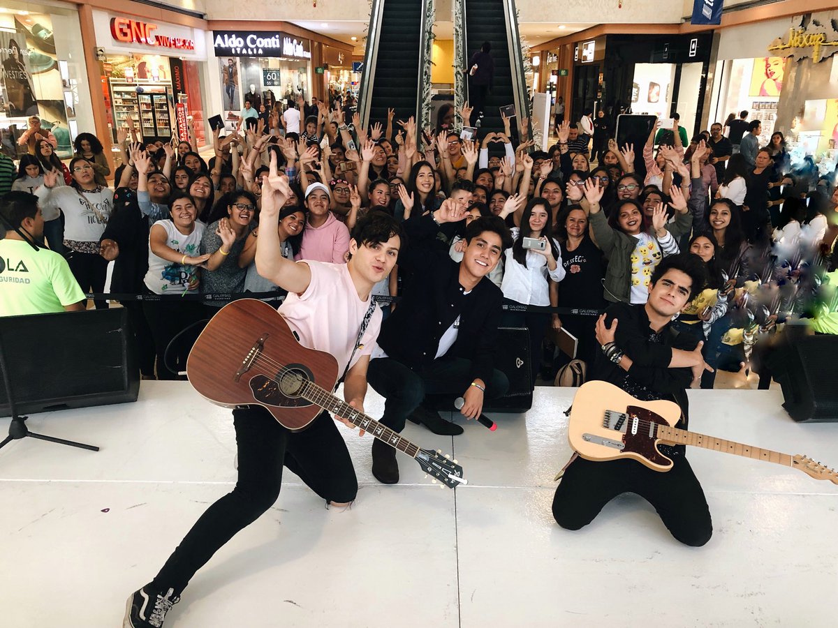 layloficial's tweet photo. Ya extrañábamos visitar Querétaro ¡Gracias por disfrutar de #Desvelado hoy con nosotros, seguimos en el Top 10 de @MixupTeam! 📀 https://t.co/seldzMcuSE