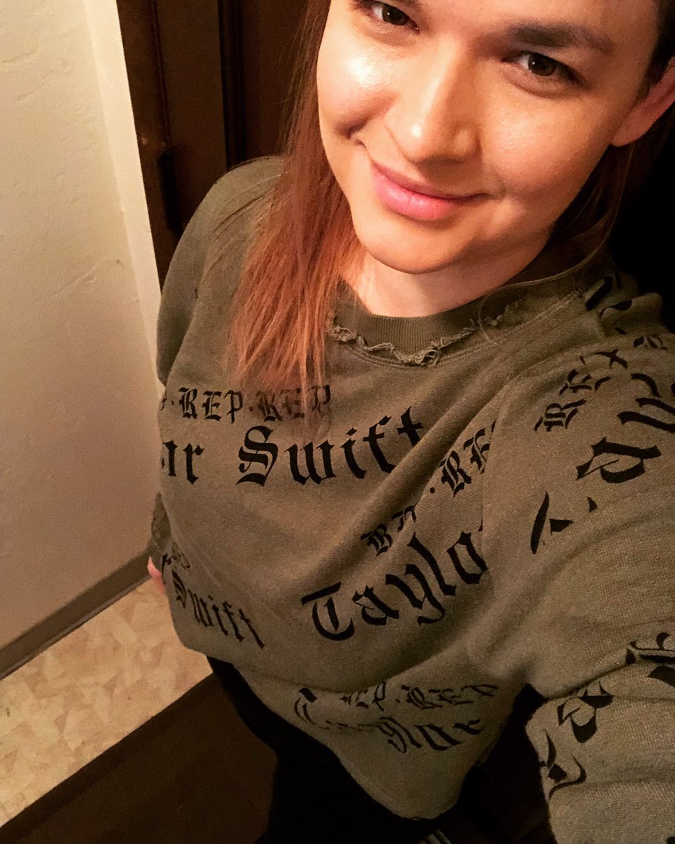AllTooSammi13's tweet photo. #1YearofREP #1yearofreputation @taylornation13 @taylorswift13 🖤 this era has meant so much to me like every era but this one holds a special place in my heart. Loved every moment. Hold on to the memories... forever & always https://t.co/hwlU7sUWPS