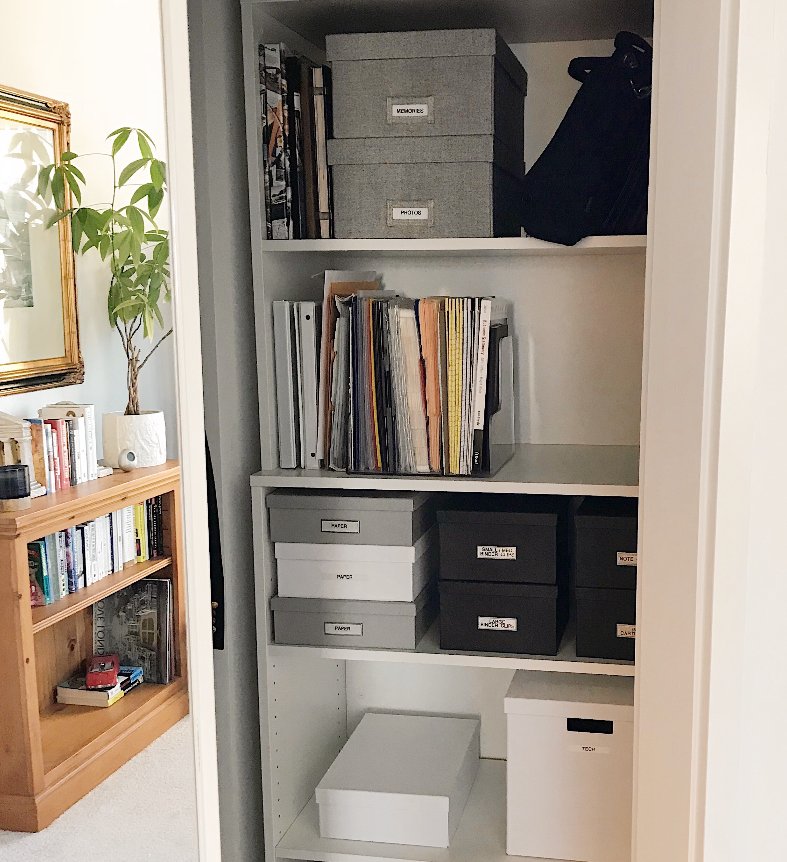 Get inspired by your space by eliminating clutter and distractions🌱 - everything in a productive, personalized space should be curated and important #PeaceLoveOrganize