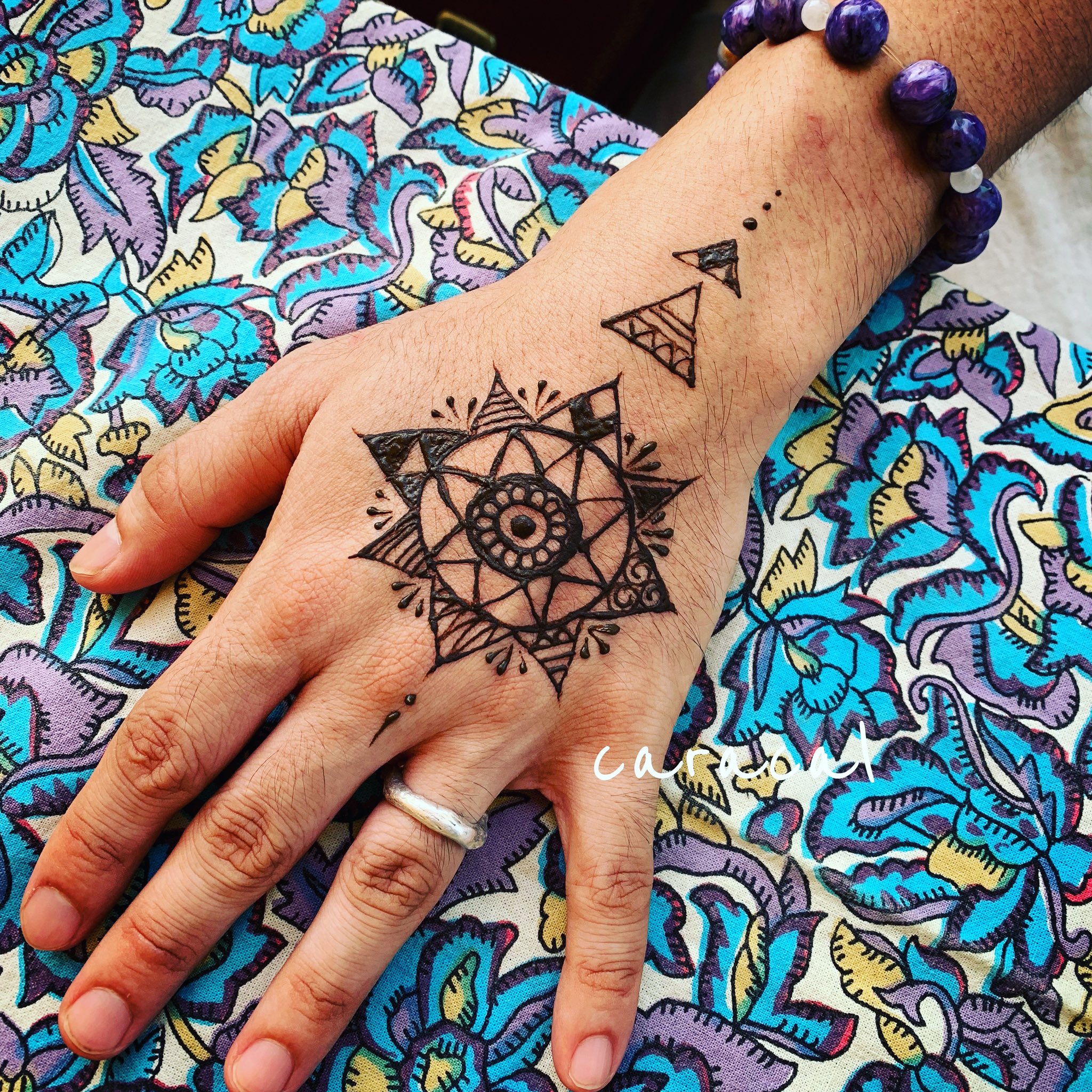Caracal Vape And Design Auf Twitter メヘンディで手の甲にオシャレに ゚ Caracal メヘンディ Mehndi ジャグアタトゥー Jaguatattoo ボディペイント Bodypaint Vape 秩父 埼玉 ハンドメイド雑貨 営業時間 イベント出店 T Co Mgxup0nnin