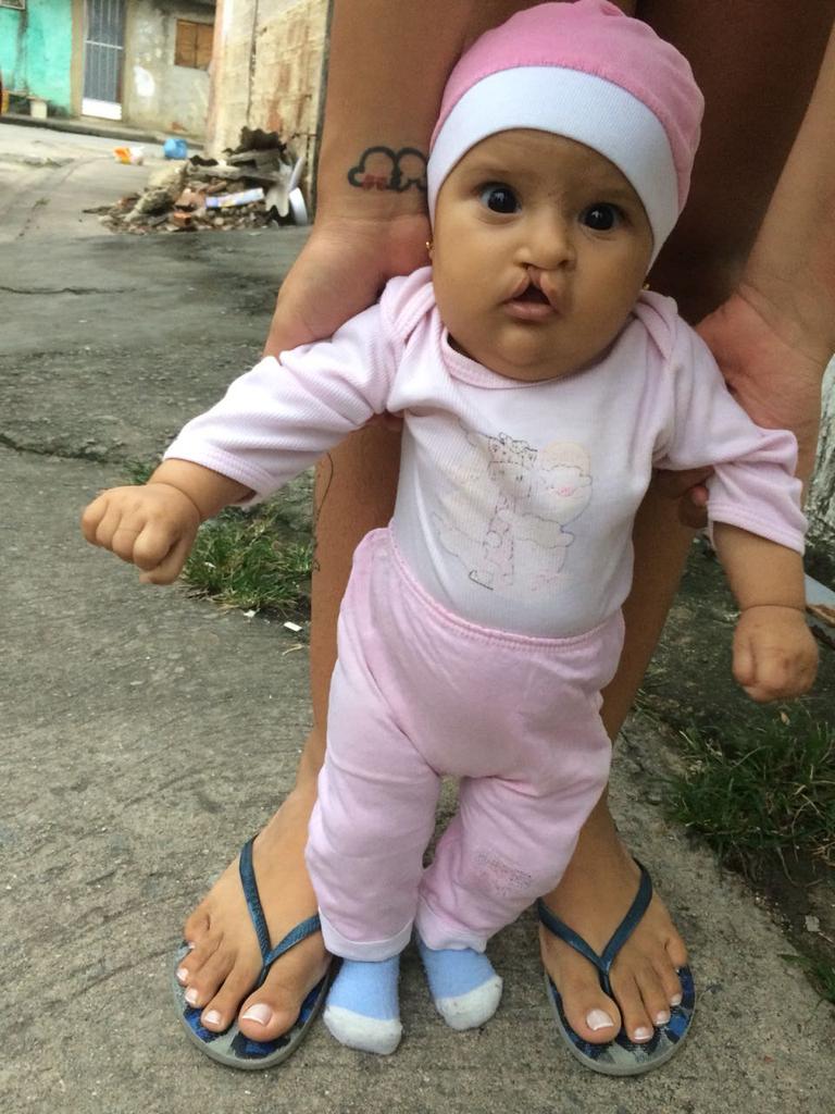 Yris96438491's tweet photo. Bom meu nome é ELOÁH, minha mamãe não gosta de posta muitas fotos minha nas redes sociais por causa de certas criaturas sem Deus no coração que gosta de ficar fazendo perguntas sem noção pq nasci assim, Deus só permite aquilo que sabemos suporta. Te amo filha❤ https://t.co/KZcHvQtGqz