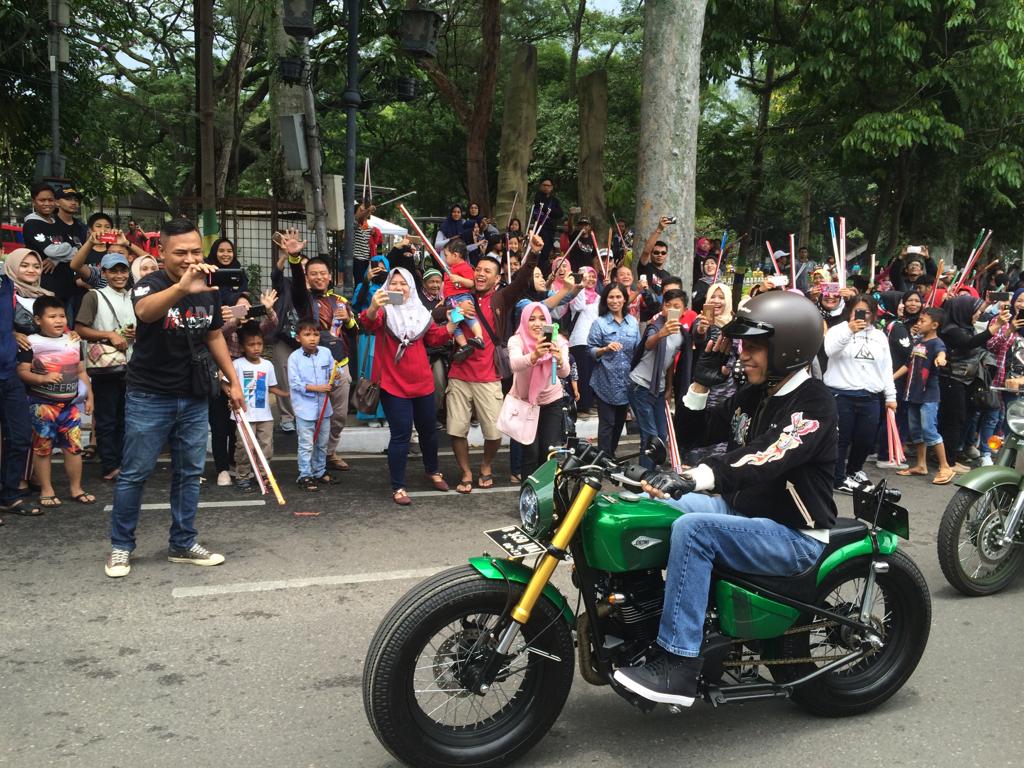 kangdede78's tweet photo. Brum...brummmm.... #BandungSarengJokowi momotoran deui tah Pak Jokowi. https://t.co/X0bfFTerjD