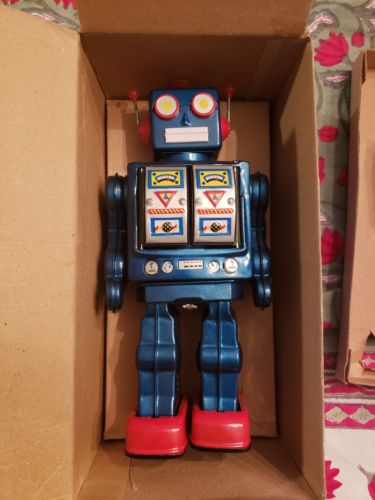 DrMickLethal's tweet photo. @Germantownrunne @sheilasheila58 @1shawnster @admirathoria @dr_mike91 @Malliard 🤖#LethalToyCollection #Robots #ToyRobot #MillenniumRobot #MickLethal #vintagetoys 🤖 https://t.co/VF9GOX0eGq