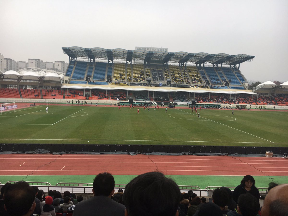 csc1993's tweet photo. #성남시 #도시정보과 날씨가 싸늘해졌지만 따뜻한 커피한잔과 선수들의 불타는 투지에 추운줄 모르고 응원하고 있습니다. 성남FC 가즈아~~~~ https://t.co/wblAbIpw7V