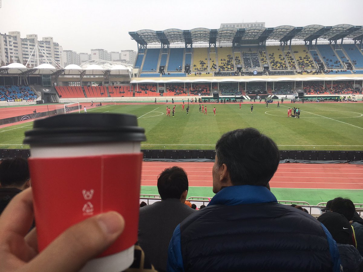 #성남시 #도시정보과 날씨가 싸늘해졌지만 따뜻한 커피한잔과 선수들의 불타는 투지에 추운줄 모르고 응원하고 있습니다. 성남FC 가즈아~~~~