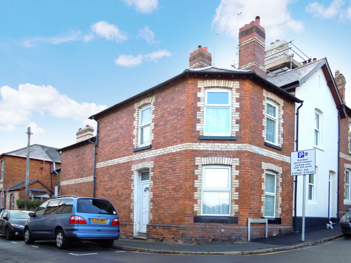 Asking price of £150,000! Located in #NewtonAbbot, this 3 bed, town #cottage comprises of a lounge and separate dining room along with a generous kitchen which opens out onto a #courtyard. The master bedroom enjoys far reaching views across the town and over to #Dartmoor.
