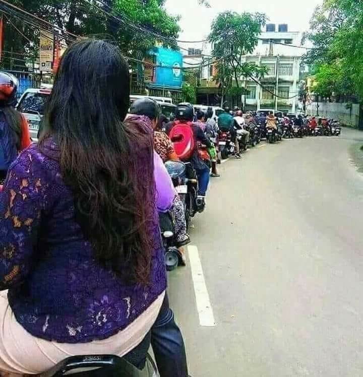 MrSandipJadhav's tweet photo. This picture shows the excellent traffic discipline in Aizawl.. no policeman is in sight yet all road users including two wheeler riders avoid double overtaking in anticipation of oncoming traffic from the opposite direction.. Wd other Indian cities like to emulate? https://t.co/on26R2zEba