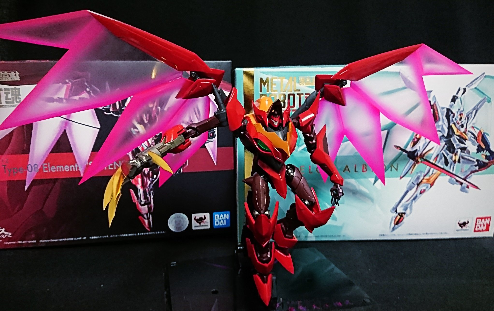 Kaito 本日 通販で購入した超合金の紅蓮聖天八極式が届きました カッコいいけど関節とか硬いので無理に曲げたりすると壊れそうで怖いですw ちなみに飾っていたキマリスと比べると同じくらいの大きさです 紅蓮聖天八極式 コードギアス T Co