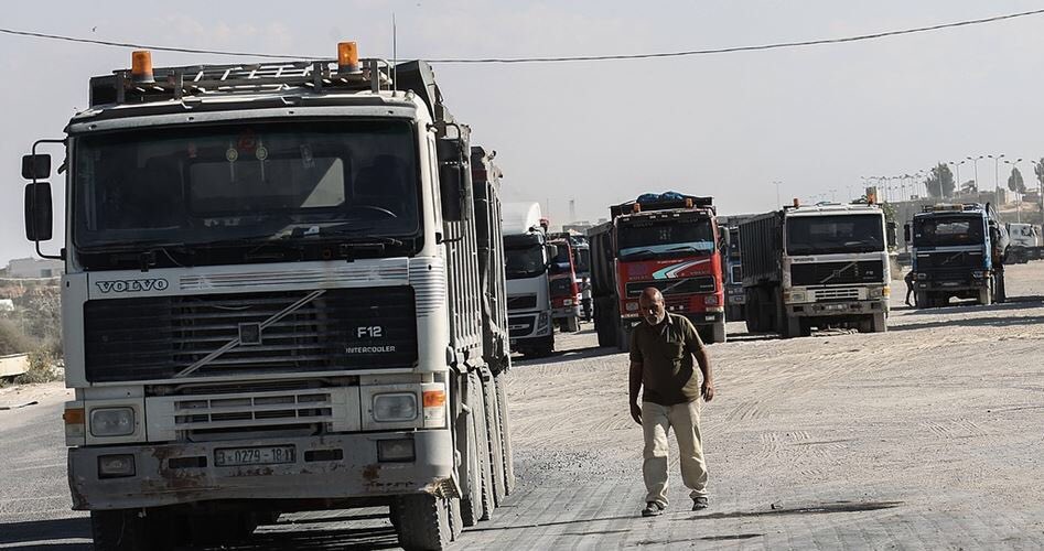 Extremist Israeli settler gangs are preventing cargo & tanker trucks from entering the illegally blockaded Gaza Strip after sealing off access roads leading to Kerem Abu Salem crossing #GroupPalestine #قروب_فلسطيني  https://english.palinfo.com/37570 11/10/18