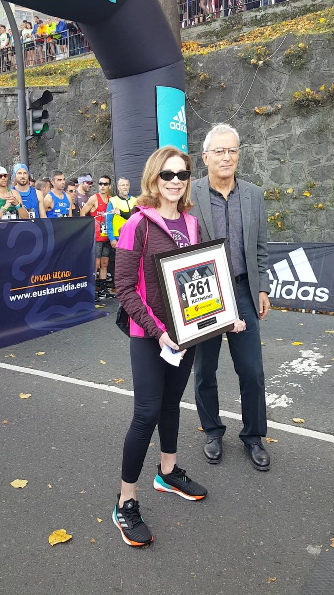deusto's tweet photo. Kathrine Switzer @KVSwitzer acaba de dar el pistoletazo de salida a la @BSS_Fortuna recibiendo su ya mítico dorsal 261 #BehobiaSS #DFKathrineSwitzer #bss505025 https://t.co/nl9l3jo2LE