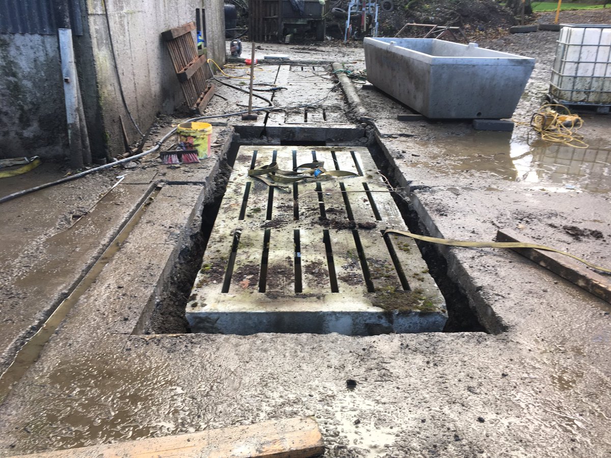 nolan4grass's tweet photo. @TerranutriTECH found a new use for your water troughs #weekendbuilder https://t.co/G6okLWYl7W