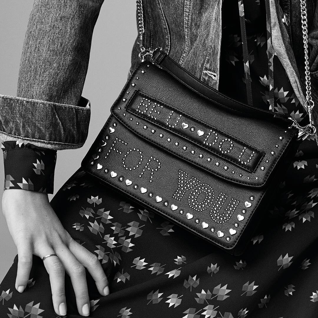 Modoza_com's tweet image. Сумка от Trusardi Jeans будет ежедневно напоминать вам, что важно оставаться собой, создавать себя и делать всё это только для себя.

Неважно, какие вещи вас мотивируют. Всегда важен результат.
Или результат покупки на Modoza.com.

Код… t2p.pw/v50i73ODW5