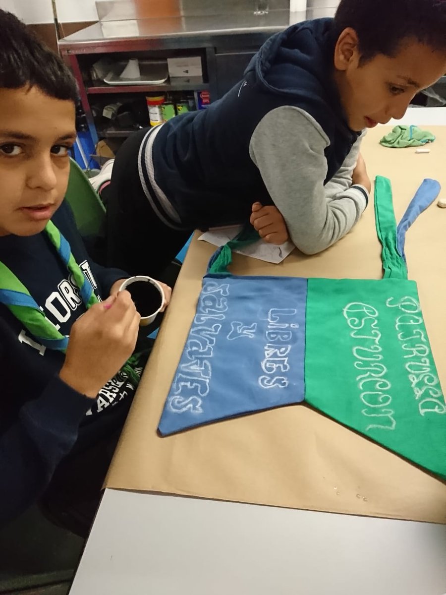 ¡¡A mal tiempo buena cara!! Después de varios juegos y dinámicas, los lobatos siguieron con su caceria, escultas y tropa acabando de retocar sus banderines.