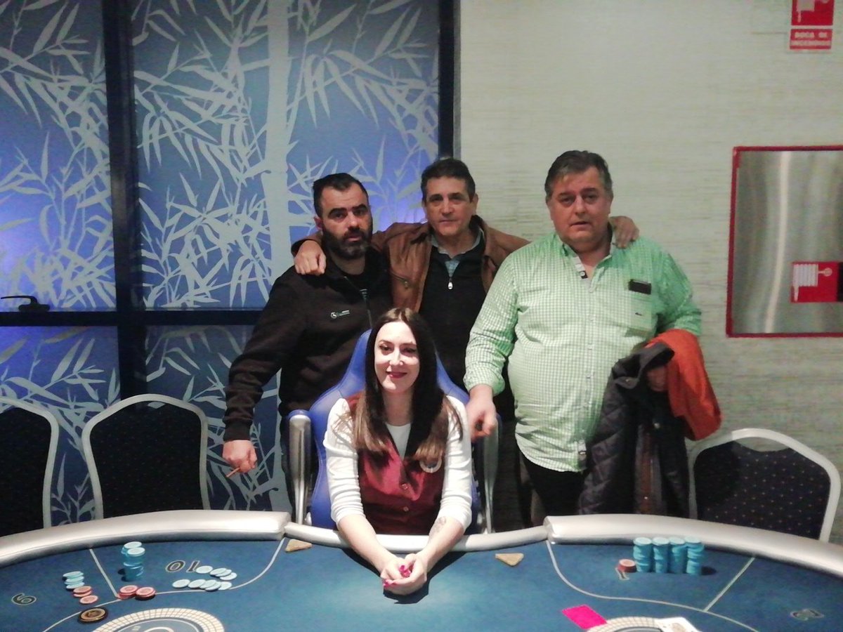 CasinoLaMancha's tweet photo. Aquí os dejamos la foto de los ganadores de anoche en nuestro
#SuperSábado
Enhorabuena a los 3 y en especial a Javier que ha hecho doblete este fin de semana.
Volvemos el viernes con nuestro #EspecialFS https://t.co/yrH19jLaxB