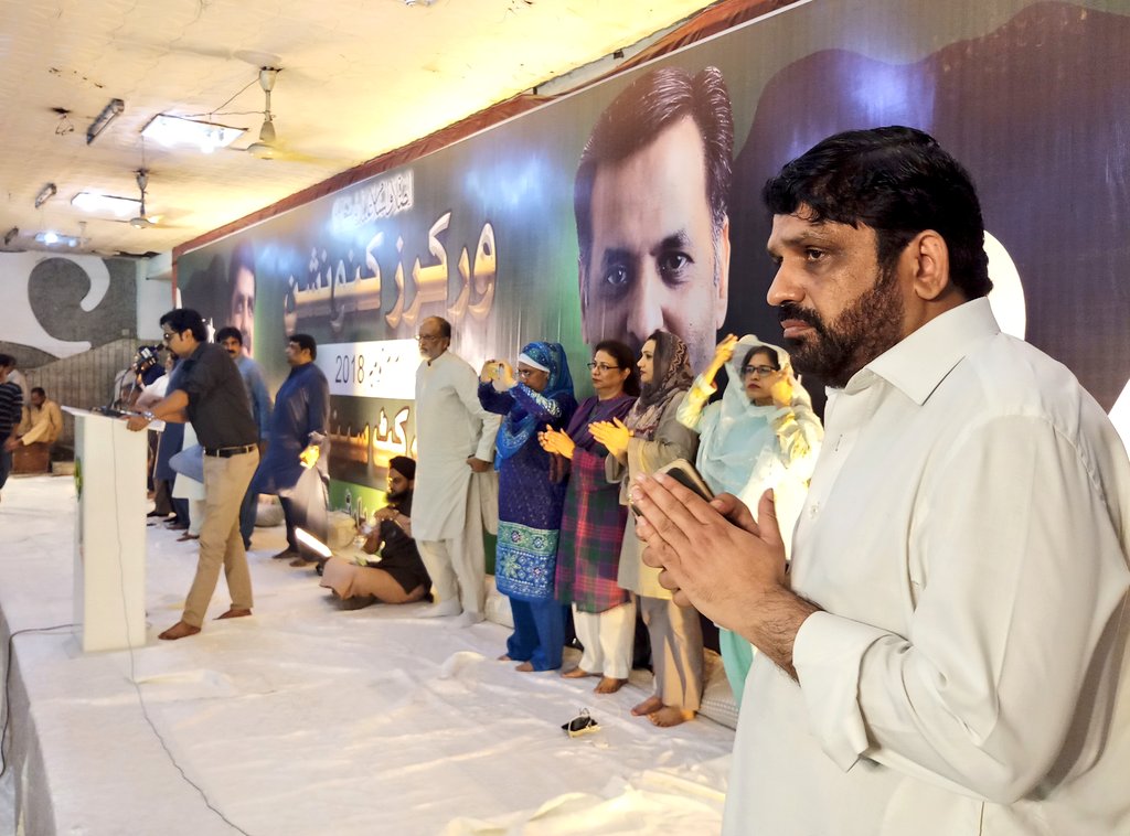 Watan_Parast47's tweet photo. پاک سرزمین پارٹی کا ڈسٹرکٹ سینٹرل ورکرز کنونشن لیاقت آباد میں جاری، چیئرمین سید مصطفی کمال کا ڈسٹرکٹ سینٹرل کے زمہ داران و کارکنان سے خطاب جاری۔
@KamalPSP @AnisAhmedPSP @mrazaharoon @SAsifHasnainPSP
@PSPPakistan #DistrictCentralPSP #LabourFederation #Pakistan https://t.co/zPWCFLVAYG