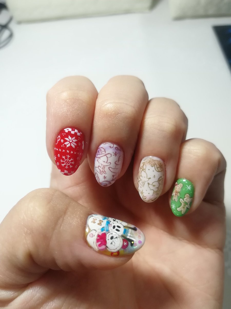 Hisae Nail ディズニークリスマスネイル もう早々にクリスマス クリスマスといえばディズニーイメージ強い 今のところ行く予定ないけど とりあえずマイクリスマスネイルのスタートはこれで W ｳﾑ ネイル 痛ネイル アート 模写 ディズニー