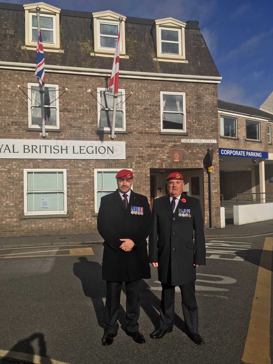 THFM5683's tweet photo. Proud to have laid the wreath for RMP in the 100th anniversary of the Armistice, whist a former colleague and friend laid the wreath for his former colleagues in the RUC. Lest we forget #RemembranceDay #BritishArmy https://t.co/kODgxCOwIq