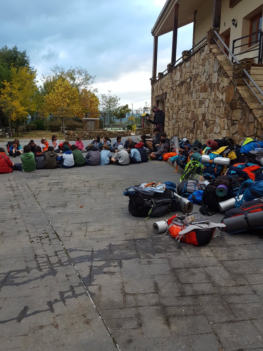 Tras una acampada de 9 de media,
Tenemos todo listo para volver a madrid! Hemos quedado con el autobus a la 17.00, media hora antes por si acaso hay atasco de vuelta de puente!
Sentimos la comunicación, aqui no tenemos mucha cobertura