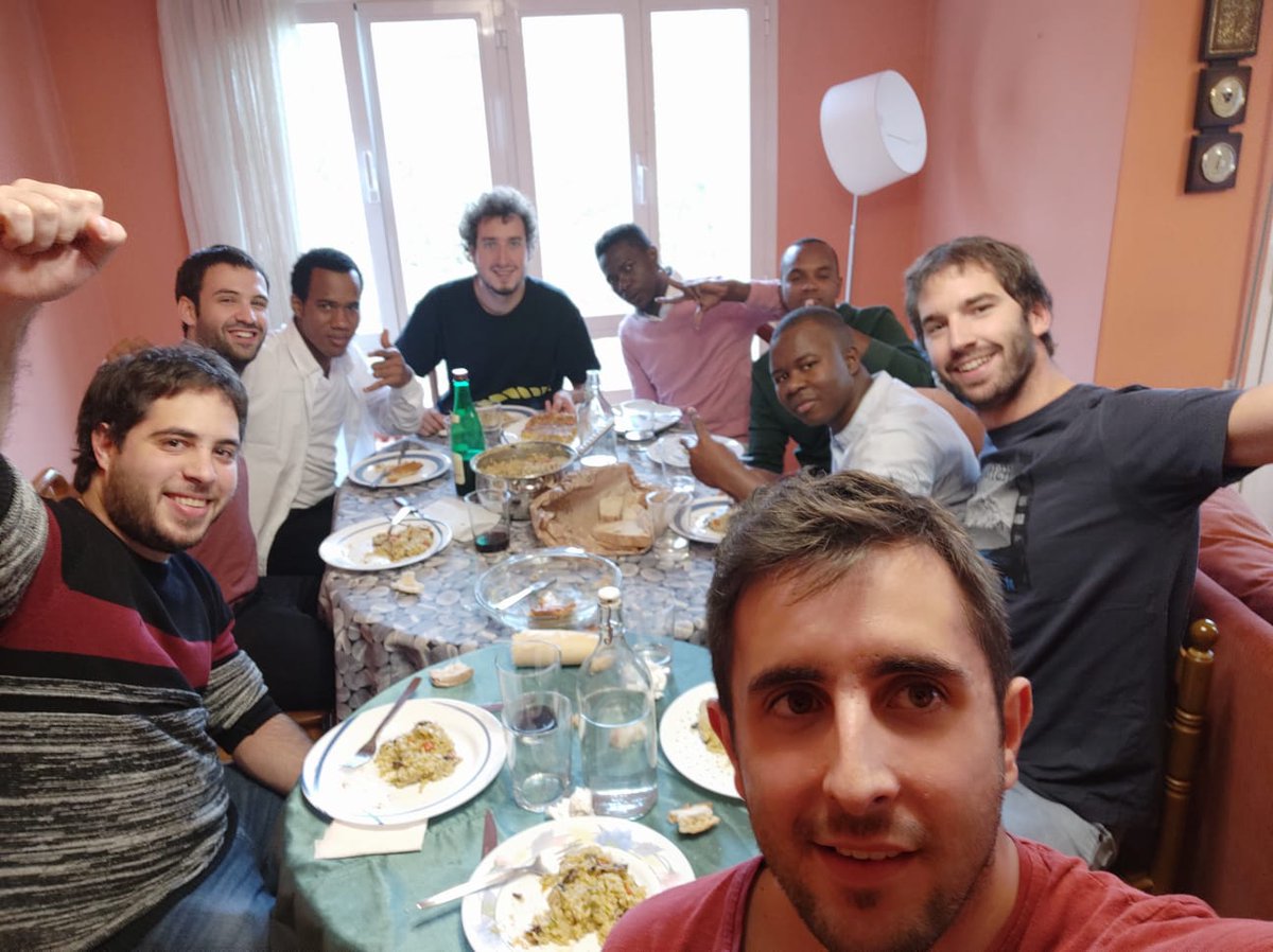 zehar_e's tweet photo. 🍳🍤🍗🍕🍝🍟🍲 Un año más  las comidas @BizilagunAraba han sido un éxito! Hoy han unido a más de 2.500 personas en toda #Euskadi! #NoTeDejesEnredar por rumores racistas. Izan #Bizilaguna! https://t.co/5afvPgjvXO