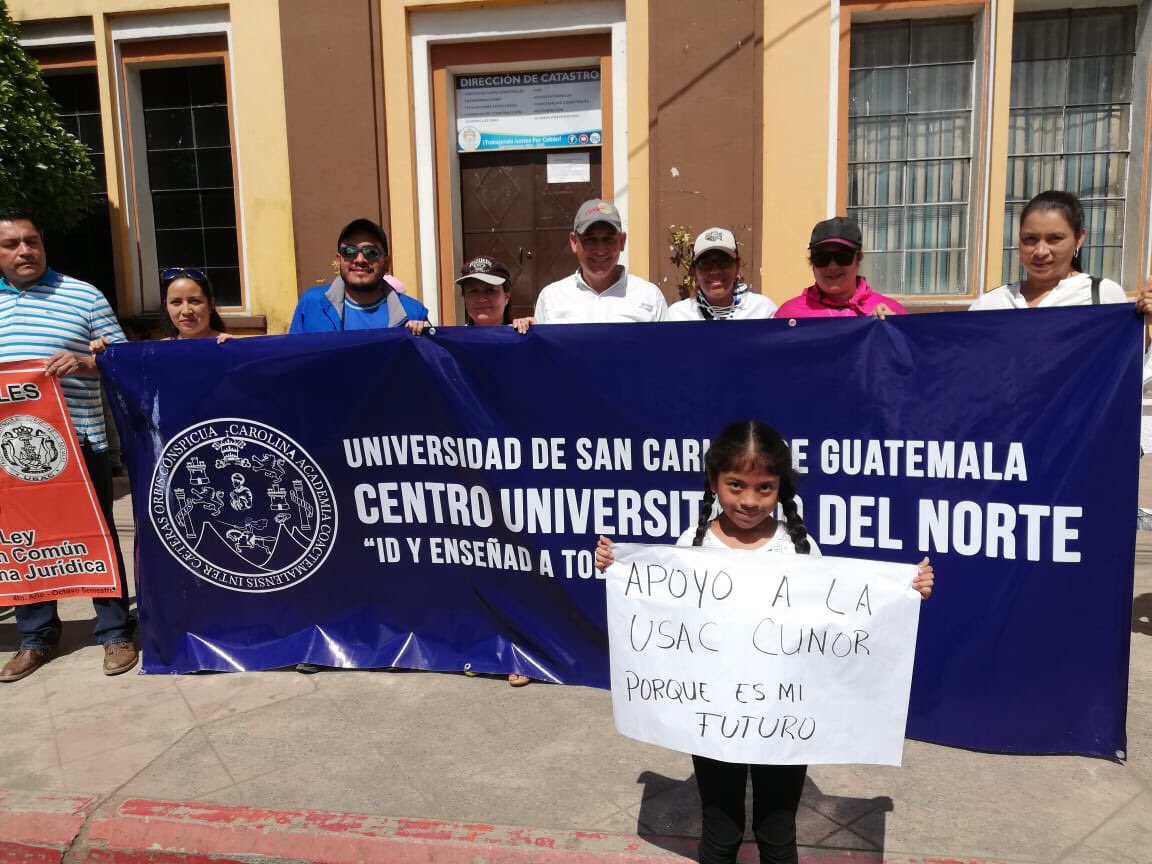 ElSancarlistaU's tweet photo. #ESUNoticiasUsac #CrisisFinancieraUsac en el Centro Universitario del Norte una niña se unió a la protesta  de Sancarlistas por un #PresupuestoDigno para la #USAC 
Foto: CUNOR https://t.co/WMAKGXXGgi