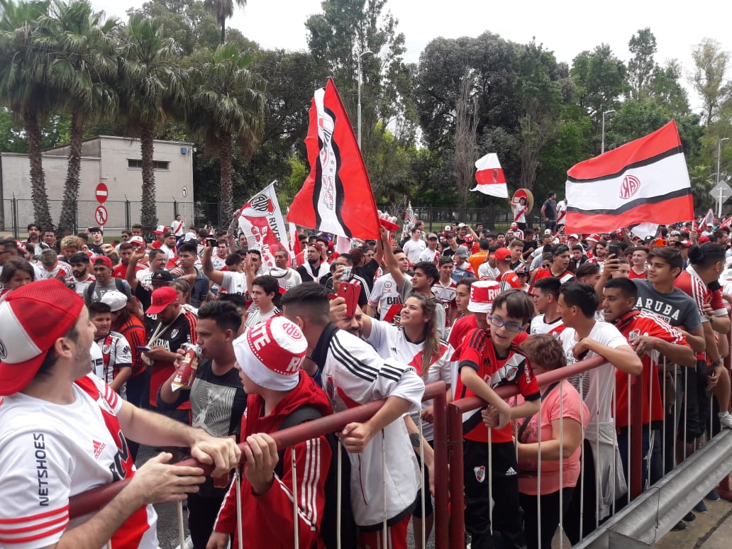 RiverPlate's tweet photo. 📸 Los hinchas de River, nuevamente presentes y listos para despedir al plantel en el Monumental. 💪

#VamosRiver #JuntosSomosMásGrandes https://t.co/IFmSDj0jgB