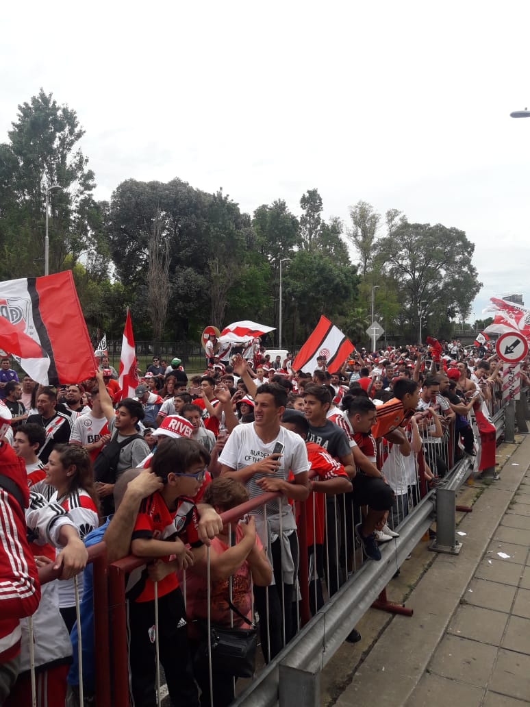 RiverPlate's tweet photo. 📸 Los hinchas de River, nuevamente presentes y listos para despedir al plantel en el Monumental. 💪

#VamosRiver #JuntosSomosMásGrandes https://t.co/IFmSDj0jgB