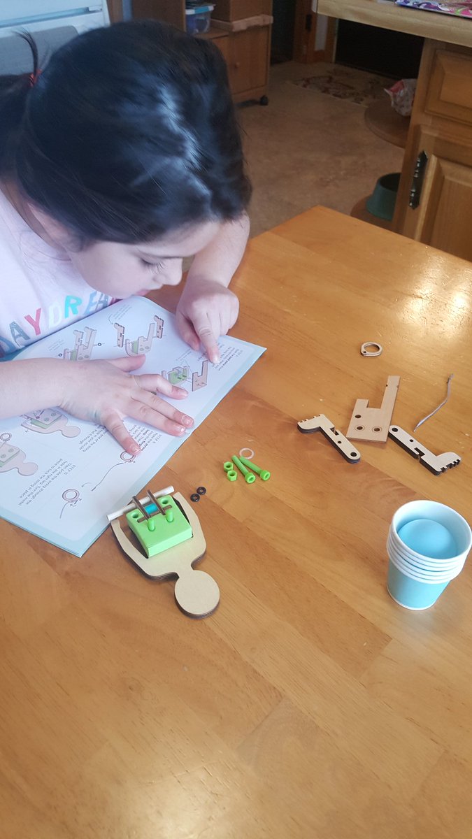 MosineeSci's tweet photo. Sharing the love of STEM with the next generation #kiwicrate #STEM #makerspaceathome @kiwicrate https://t.co/N6RXjdjKwO