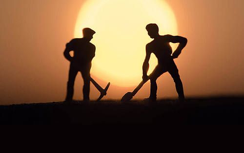 ITDredaktion's tweet image. In den vergangenen Monaten zeichnet sich ein neuer Trend in der ät ab: Angreifer versuchen über die Rechner ihrer Opfer per #Kryptojacking Geld zu verdienen. buff.ly/2SW1mN7