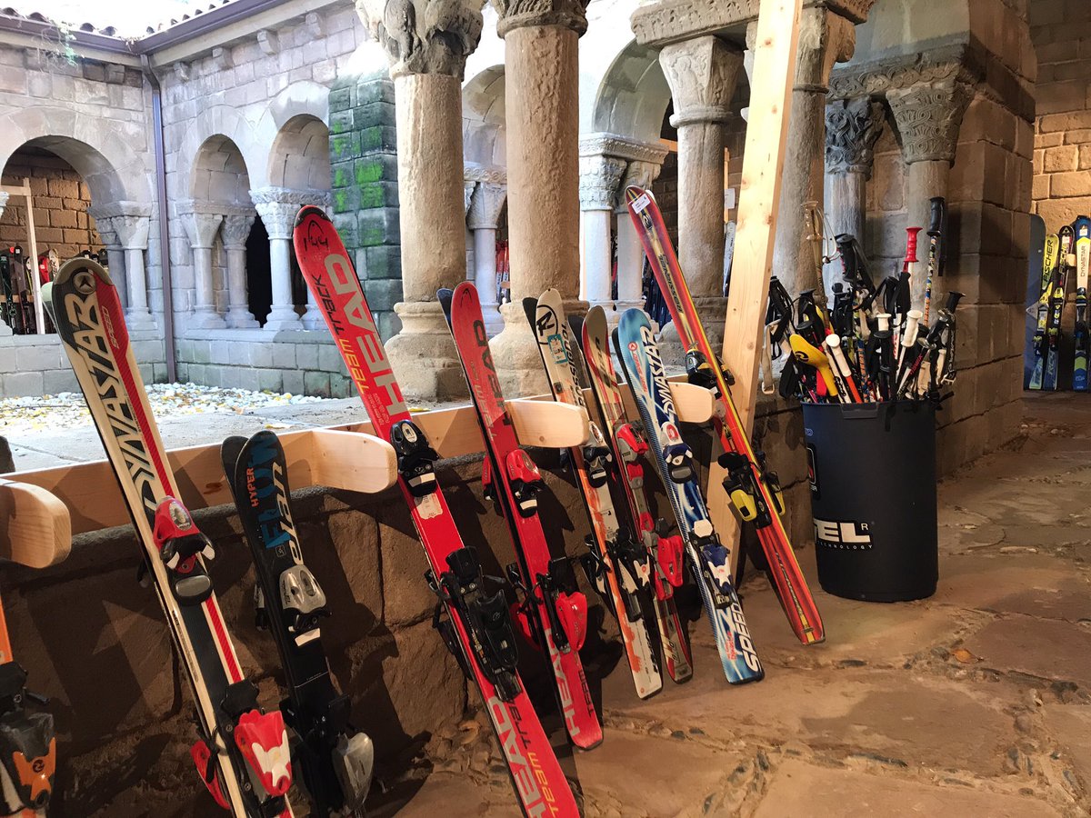 Necesitas material de #ski o #snow? Vente a #letssnowbcn18 en el #pobleespanyol y encontraras material nuevo, de ocasión y muchas actividades relacionadas con el mundo de la montaña!