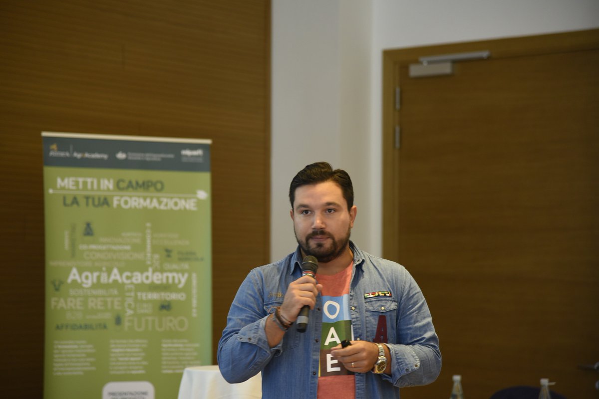 Mentre la giuria è riunita per decretare il vincitore, Lorenzo Cilli presenta #YouFarmer, la prima piattaforma di #CoFarming al mondo, che da a tutti l’opportunità di avere il proprio orto biologico o biodinamico coltivato da aziende agricole d’eccellenza. #AgriAcademy #RuralHack