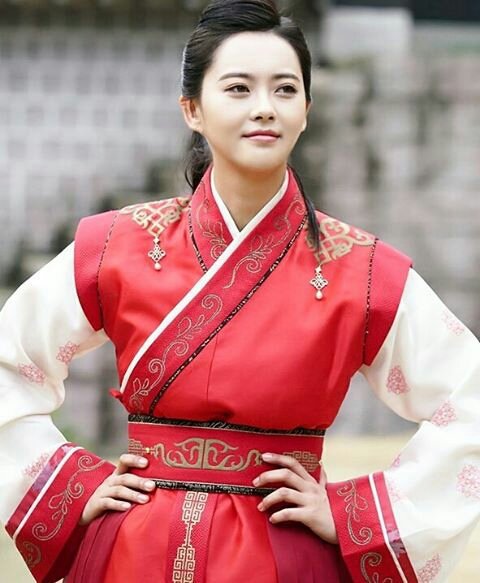 Gbln_Euntak's tweet photo. A "half-breed" with a cheerful and straightforward personality, whose father is of jin-gol birth while her mother a servant. She works multiple part-time jobs to support her family; in particular as physician to the Hwarang. She easily make friends. https://t.co/FhyCUwCtGo