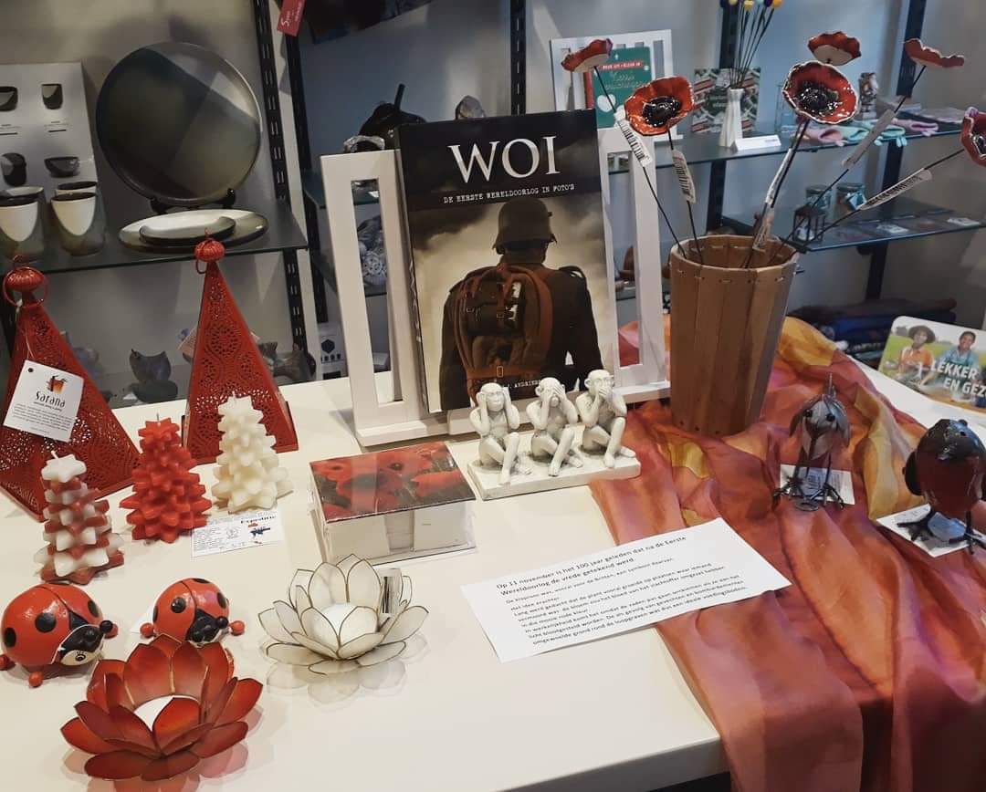 WWNijkerk's tweet photo. Vandaag een historische inspiratietafel, want op deze 11e van november herdenken we - precies 100 jaar later - het einde van de Eerste Wereldoorlog 🌹#fairtrade #herdenking #11novembre1918 https://t.co/85YX4byOLo