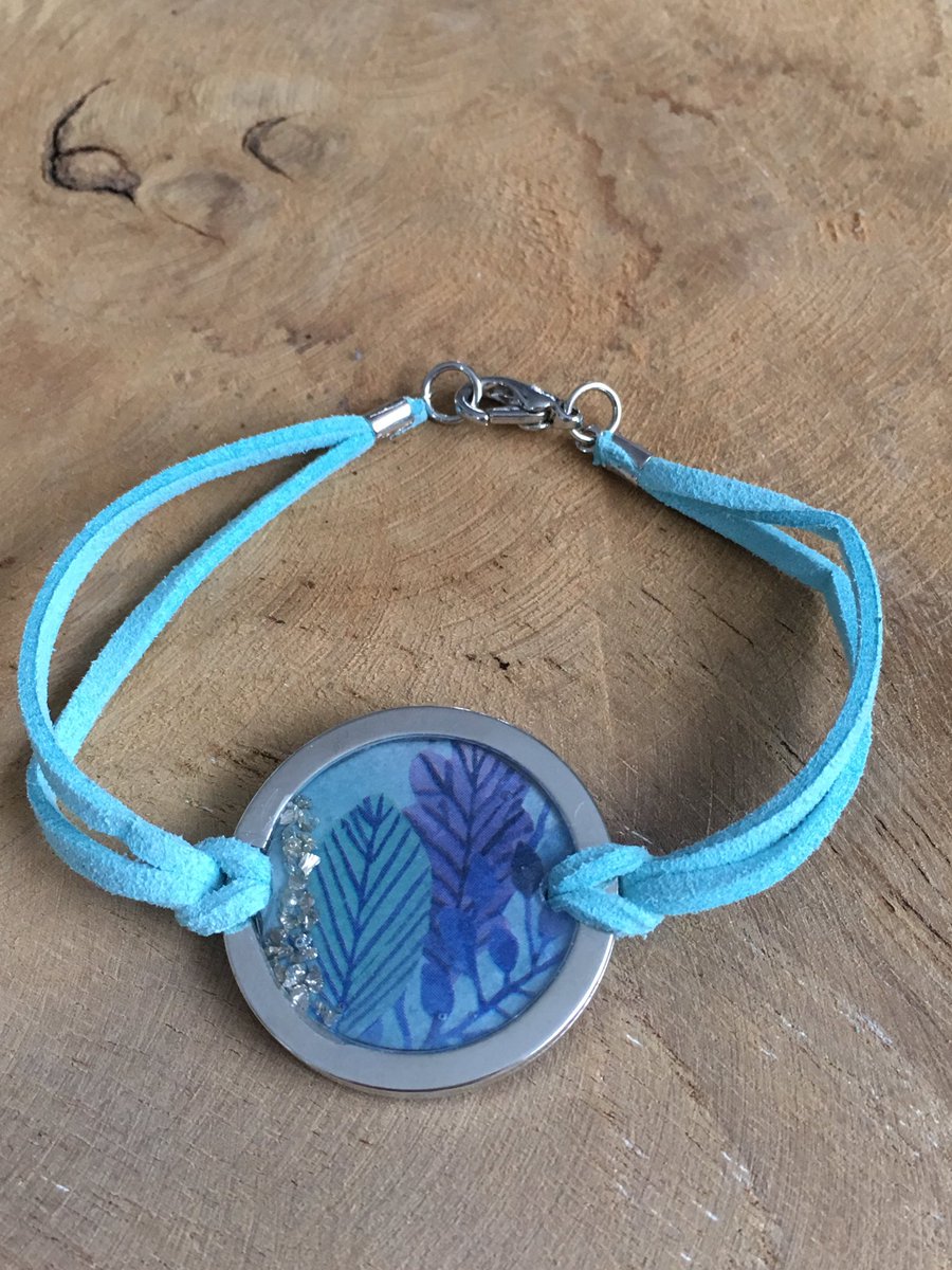 jurassic_elly's tweet image. 🙈❤️ #bracelet #beacelets #selfmade #diy #diybrcelet #resin #jewelry #jewellery #bluebracelet #pinkbracelet #pink #blue #stones #jewlerystones