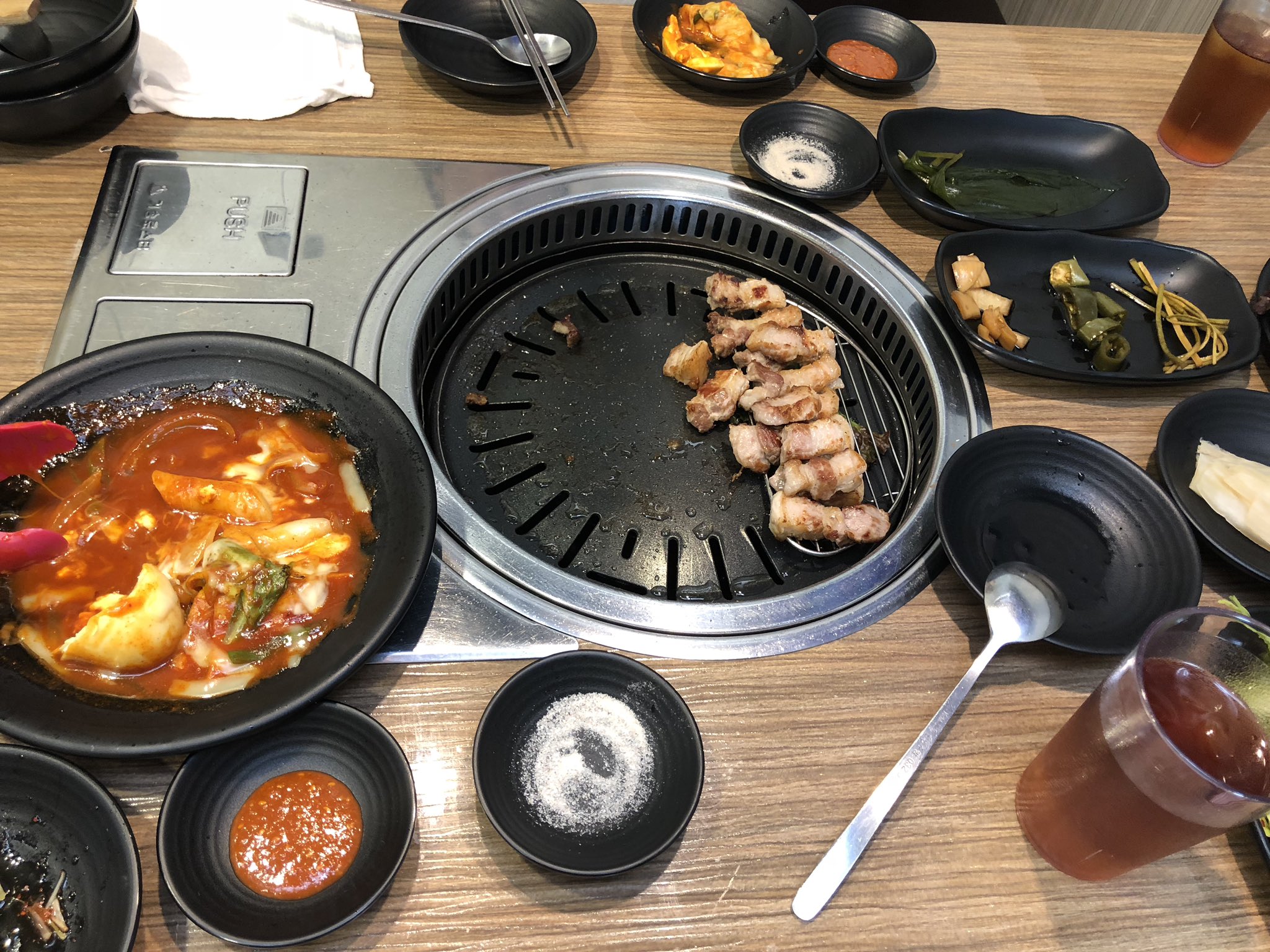 Kiki On Twitter 焼き過ぎ固め ゴリゴリ感なく 塩だけで充分なお肉の本来の甘みとジューシー感を味わえます ランチセットでトッポギ チゲ鍋などもついて大満足 絶対また行きます ヨプの王豚塩焼 新大久保 新大久保グルメ サムギョプサル