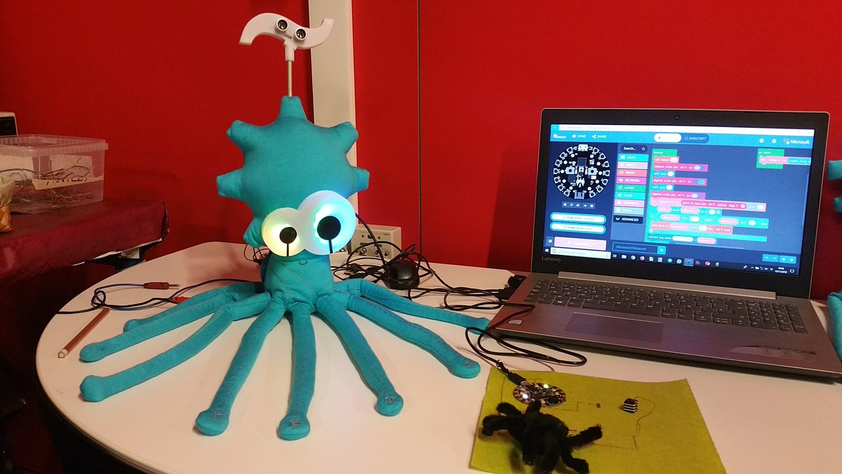 XosePerezK's tweet image. Bravo! E mentres, na  @OSHWDem 2018 traballando no #retoTextiles con @Brico_Labs @LoliBlancoC @Iraisy e @lamasmp #PlaygroundExpress