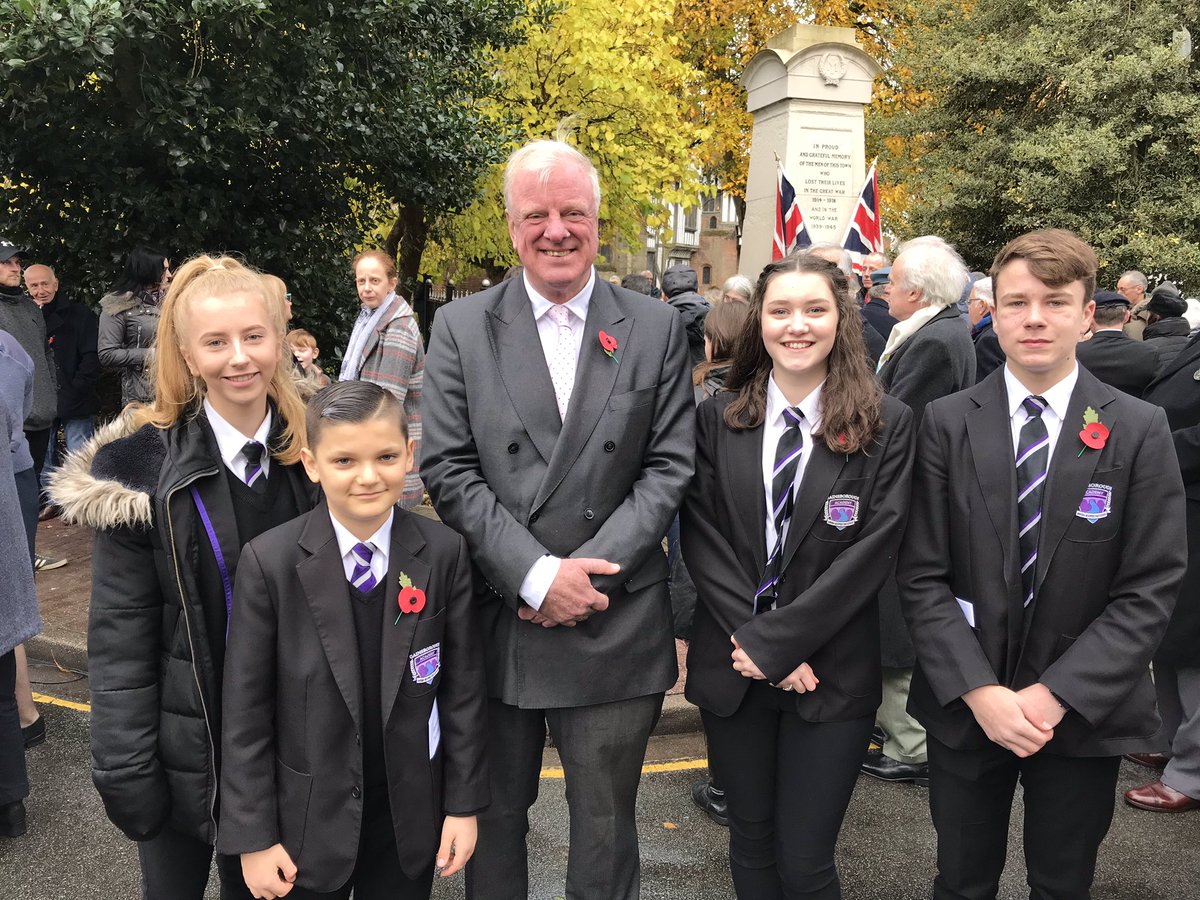 CllrMattBoles's tweet photo. Pleased to have once again attended Gainsborough’s Remembrance Sunday service, honoured to have accompanied children from @thegainsacademy laying a wreath. Huge turnout from the town 👏👏
They gave their tomorrow for our today. We will remember them #Remember100 #leastweforget https://t.co/5G0kDOMOJg