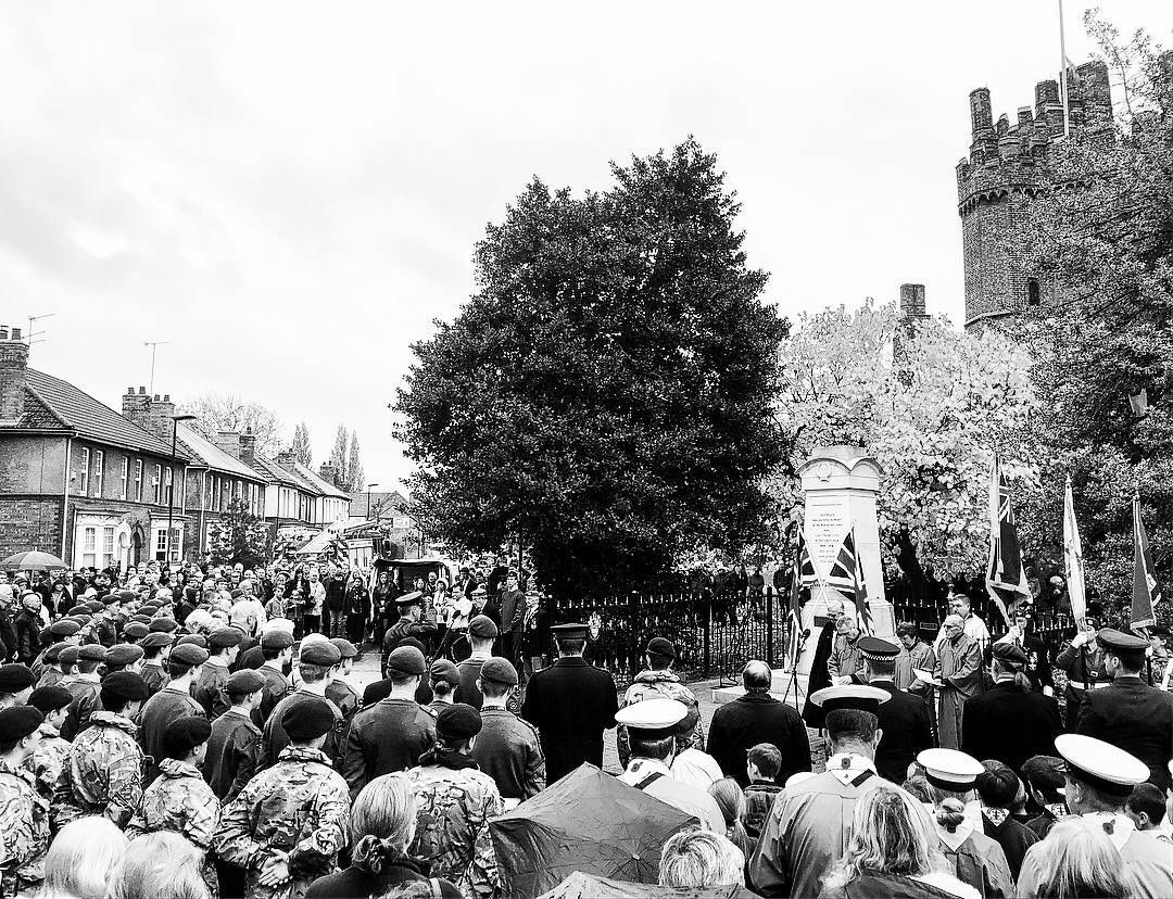 CllrMattBoles's tweet photo. Pleased to have once again attended Gainsborough’s Remembrance Sunday service, honoured to have accompanied children from @thegainsacademy laying a wreath. Huge turnout from the town 👏👏
They gave their tomorrow for our today. We will remember them #Remember100 #leastweforget https://t.co/5G0kDOMOJg