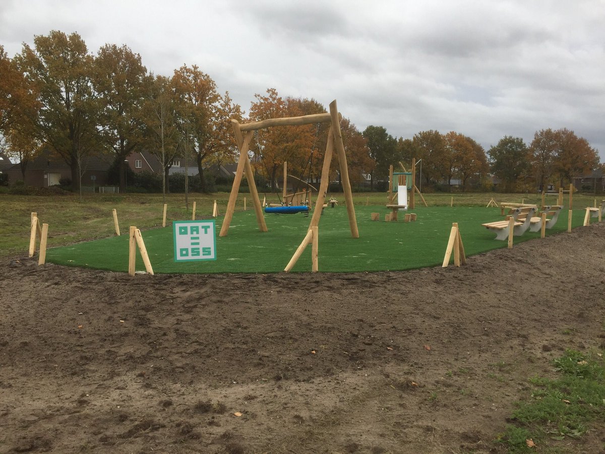 Fonkelnieuw.😀 In samenwerking met de buurt is deze prachtige speelplek in de Wilgendaal tot stand gekomen. Een locatie waar nog gebouwd kan worden. Een verrijking in Herpen. <a href="/DatisOss/">Dat is Oss</a> #DatisOss  #neemmijmee